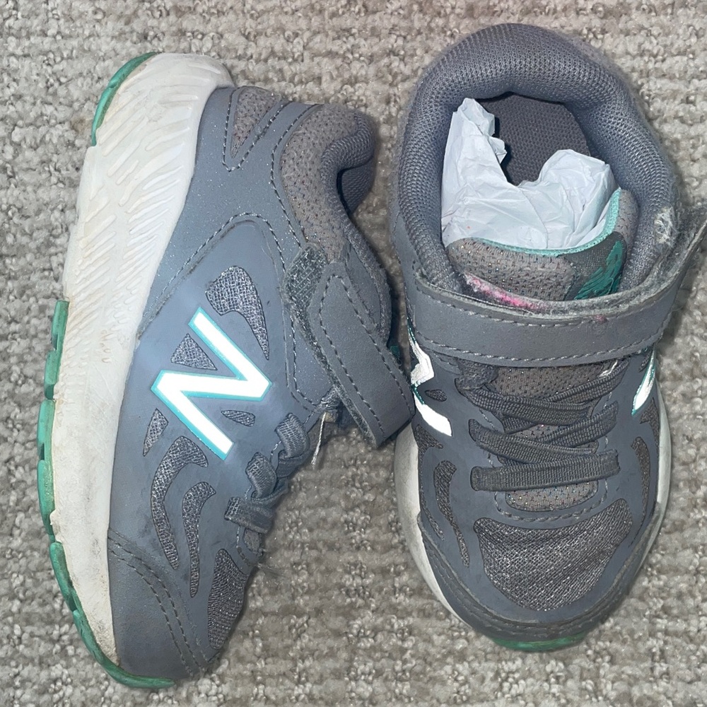 New Balance Kids' Gray Sneakers (wide & size 7) - Picture 3 of 11